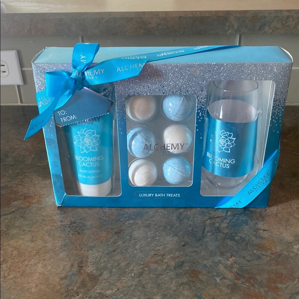 Blooming Cactus Luxury Bath Set Blue NWOT